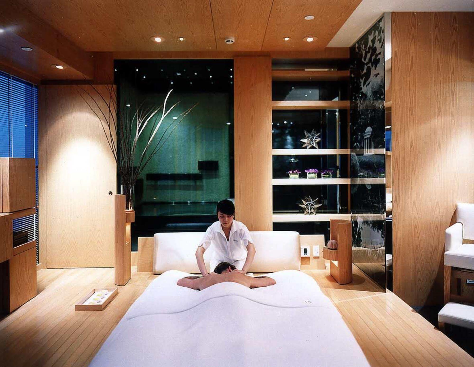 Hyatt Regency Hong Kong Tsim Sha Tsui Hotel Exterior photo A spa treatment